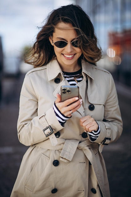 Portrait der schönen Frau sprechend am Telefon