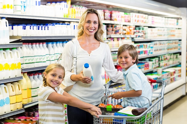 Portrait der schönen Mutter mit ihren Kindern