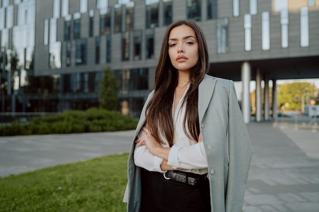 Portrait des attraktiven Brunettegeschäftsfrausekretärs