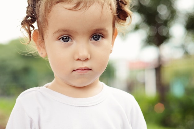 Portrait des Babys im Park.