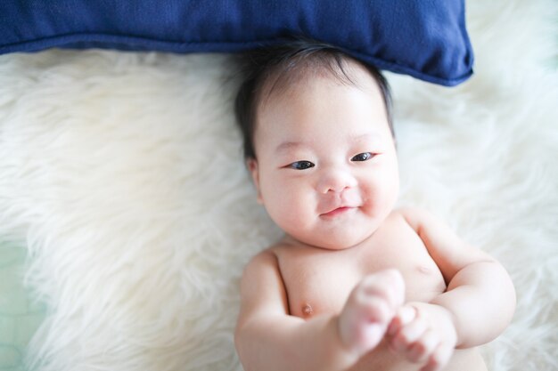 Foto portrait des entzückenden babys auf dem bett