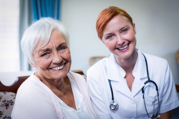 Portrait des glücklichen Doktors und des Patienten