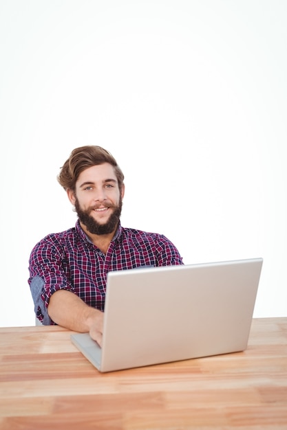 Portrait des glücklichen Hippies arbeitend an Laptop