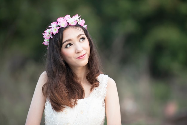 Portrait des glücklichen jungen hübschen asiatischen Mädchens mit dem Klammerlächeln.