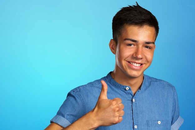 Portrait des glücklichen jungen Mannes