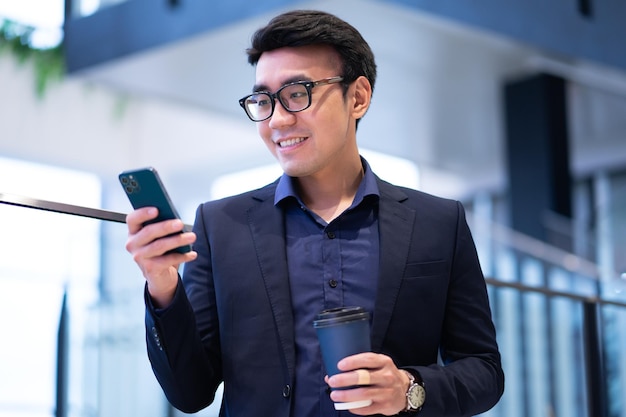 Portrait des jungen asiatischen Geschäftsmannes