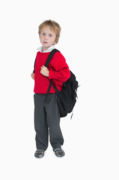 Portrait des jungen Jungen mit Schultasche