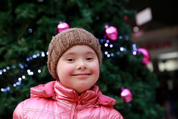 Portrait des jungen Mädchens auf Hintergrund des Weihnachtsbaums