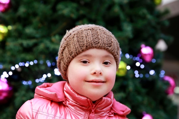 Portrait des jungen Mädchens auf Hintergrund des Weihnachtsbaums