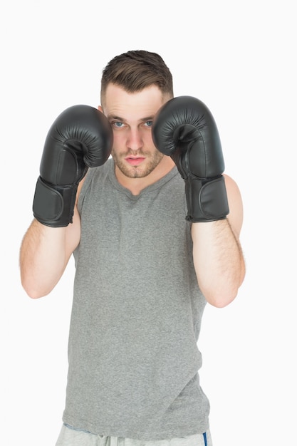 Portrait des jungen Mannes in der Verpackenposition