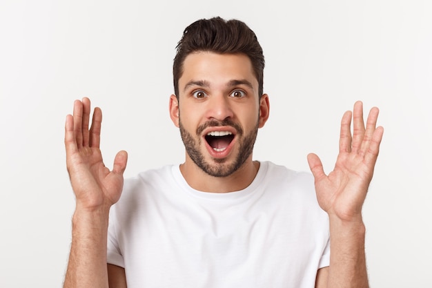 Portrait des jungen Mannes mit entsetztem Gesichtsausdruck, getrennt über Weiß.