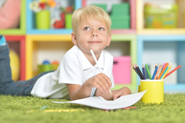 Portrait des kleinen Jungen, der mit Bleistiften zeichnet