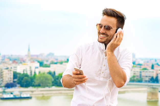 Portrait des lächelnden jungen Mannes