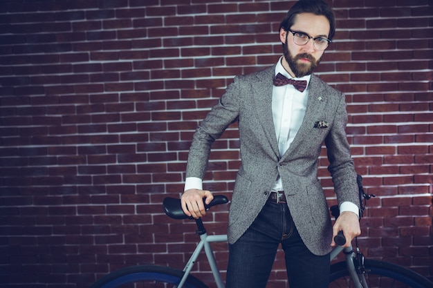 Foto portrait des modernen mannes mit fahrrad