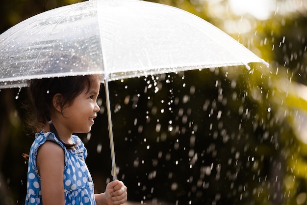 Portrait des netten asiatischen kleinen Mädchens mit Regenschirm