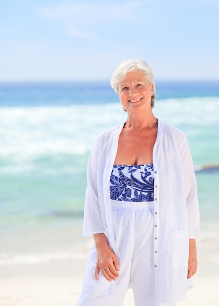 Portrait einer älteren Frau am Strand