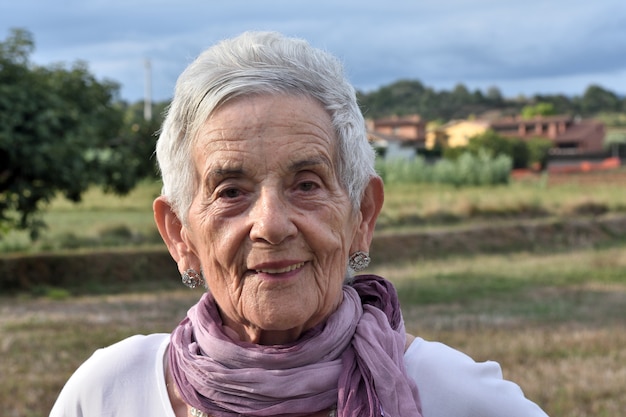 Portrait einer älteren Frau im Freien