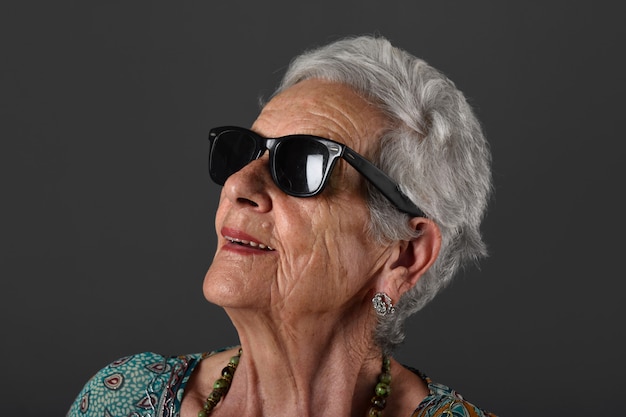 Portrait einer älteren Frau mit Brille