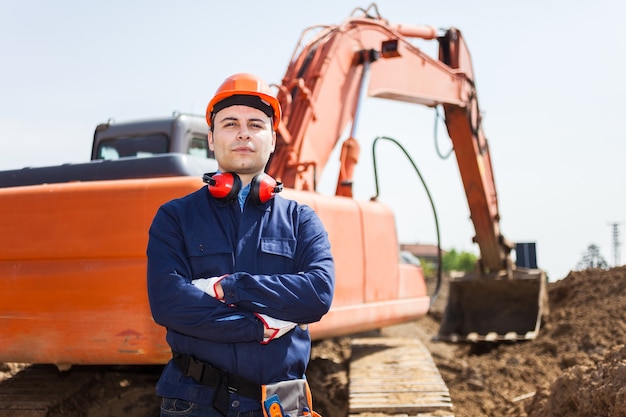 Portrait einer Arbeitskraft in einer Baustelle