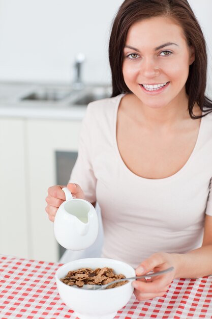 Portrait einer auslaufenden Milch des Brunette in ihrem Getreide