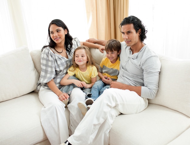 Portrait einer Familie, die auf Sofa sitzt