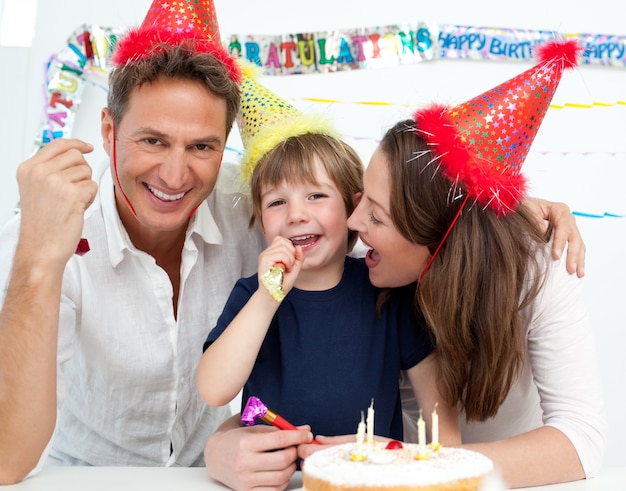 Portrait einer Familie, die den Geburtstag des kleinen Jungen feiert