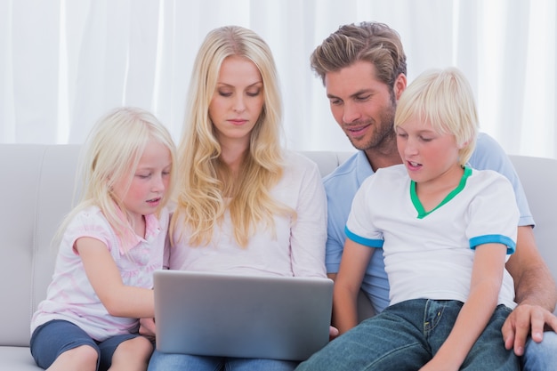 Portrait einer Familie, die einen Laptop verwendet