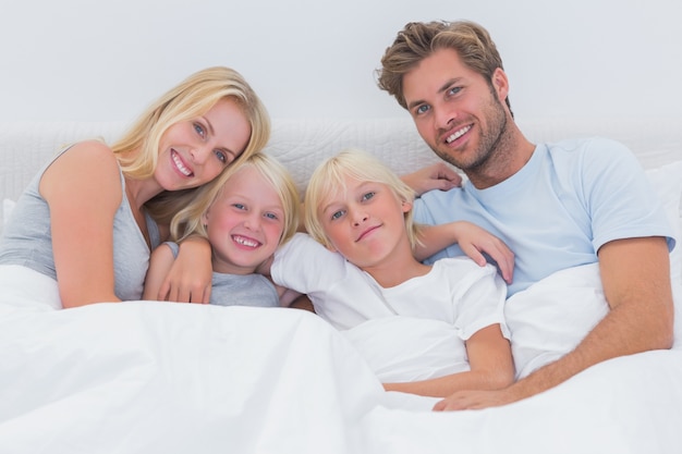 Portrait einer Familie im Bett