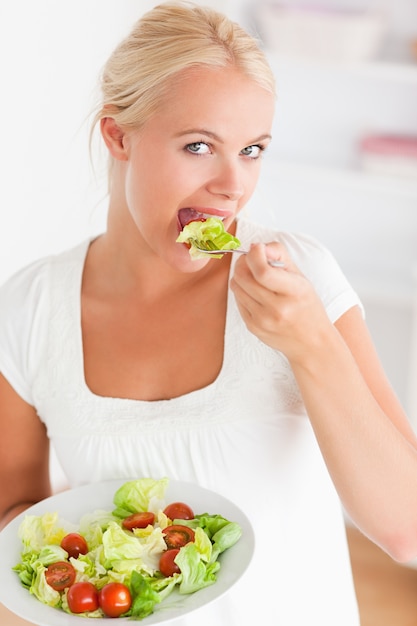 Portrait einer Frau, die einen Salat isst