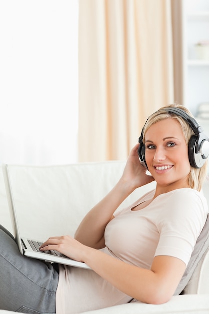 Portrait einer Frau mit einem Laptop und einem headphones