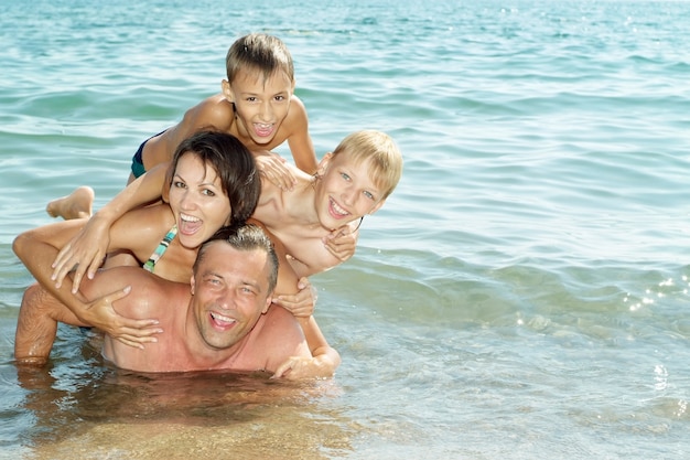 Portrait einer fröhlichen Familie viel Spaß