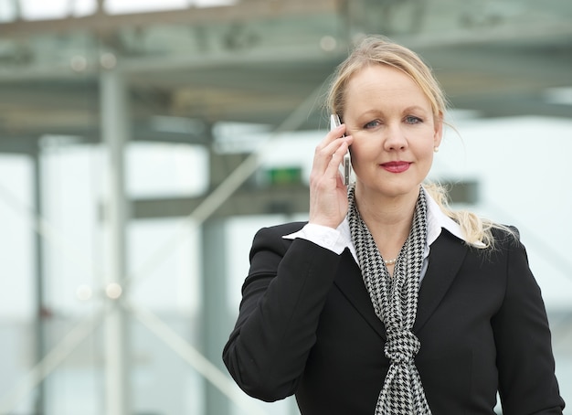 Portrait einer Geschäftsfrau am Telefon draußen