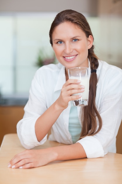 Portrait einer gesunden Frau Trinkmilch