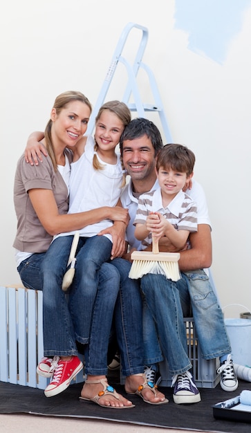 Portrait einer glücklichen Familie, die einen Raum verziert