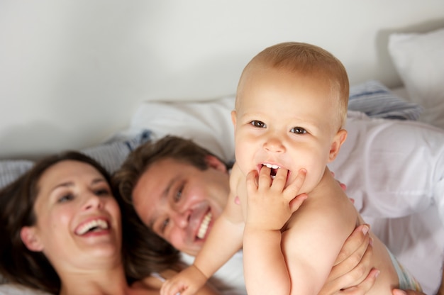 Portrait einer glücklichen Familie, die mit Schätzchen lacht