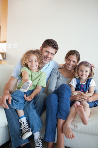 Portrait einer glücklichen Familie, die zusammen Fernsieht