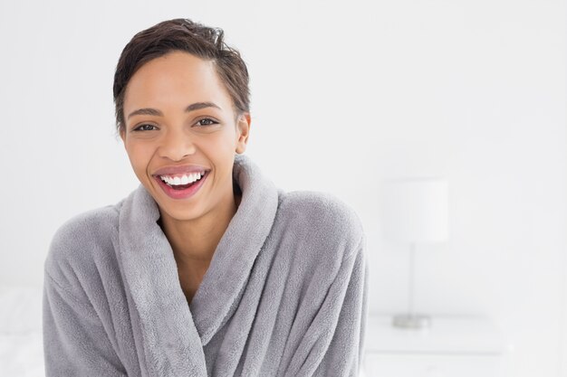 Portrait einer glücklichen Frau im Bademantel