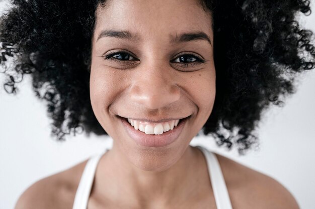 Portrait einer glücklichen jungen Frau