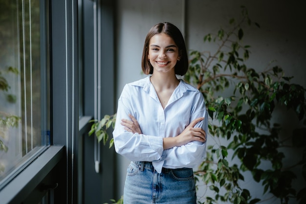 Portrait einer hübschen Frau in der Rolle eines Managers Kundenerfolgskonzept