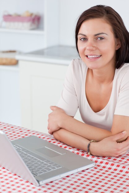 Portrait einer hübschen Frau mit einem Laptop