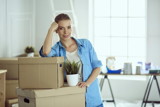 Portrait einer jungen Frau mit Boxen