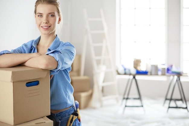 Portrait einer jungen Frau mit Boxen