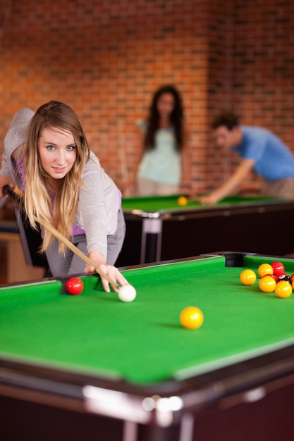 Portrait einer Kursteilnehmerfrau, die Snooker spielt