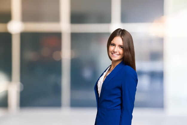 Portrait einer lächelnden Frau, großer Kopieraum