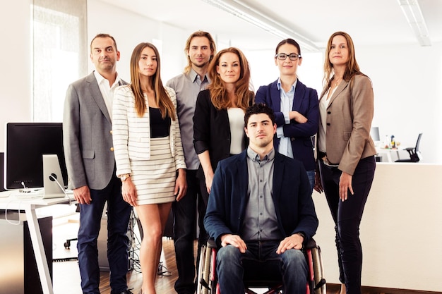Portrait einer lächelnden Gruppe von Menschen in voller Länge