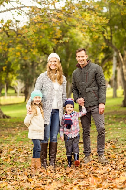 Portrait einer lächelnden jungen Familie