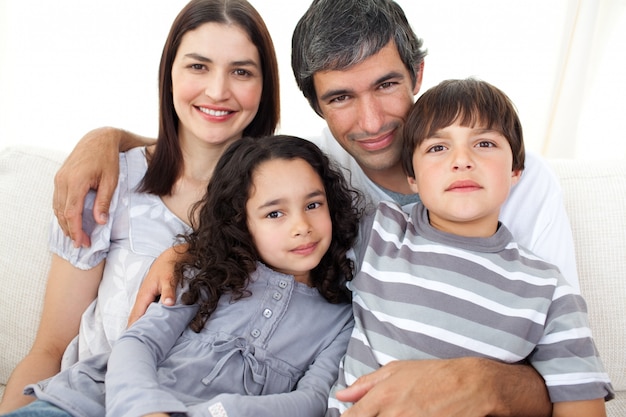 Portrait einer liebevollen Familie, die auf einem Sofa sitzt