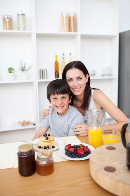 Portrait einer Mutter und ihres Sohns, die frühstücken