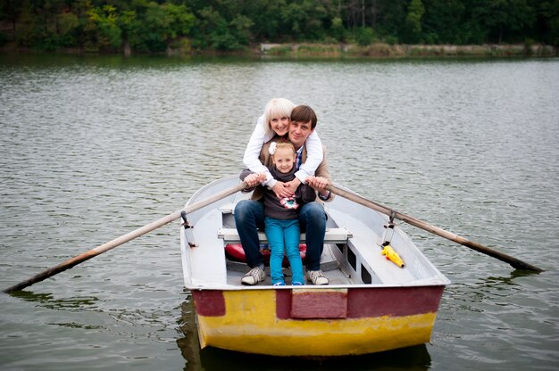 Portrait einer netten Familie auf dem Boot