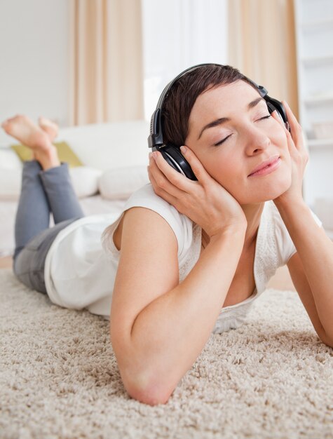 Portrait einer ruhigen Frau, die Musik hört